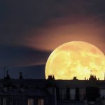 Astronomia, la “Luna della Fragola” in tutto il suo splendore: ecco perché è la più colorata dell’anno [FOTO]