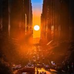 New York e lo spettacolo del Manhattanhenge, il tramonto più bello della città: tutte le INFO sull’incantevole fenomeno celeste [FOTO]
