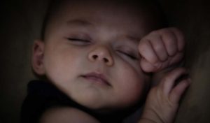 neonato dorme sonno