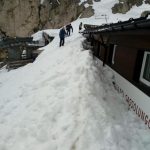 Trentino Alto Adige, 250 ore di lavoro per liberare il rifugio Toni Demetz: pareti di neve di 8 metri [FOTO]