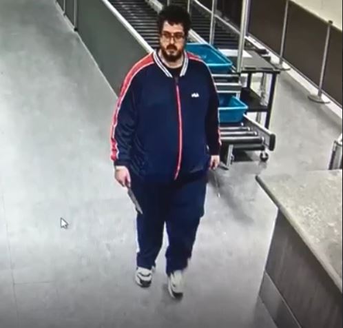 uomo armato coltelli gatwick