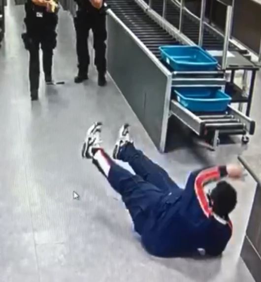uomo armato coltelli gatwick