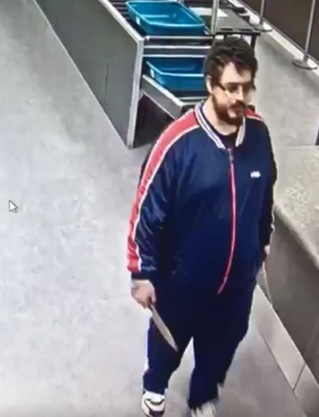 uomo armato coltelli gatwick
