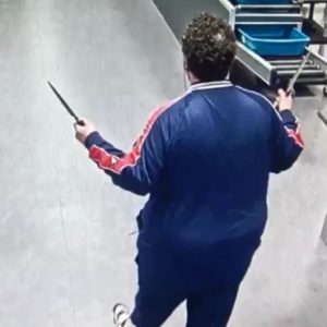 uomo armato coltelli gatwick