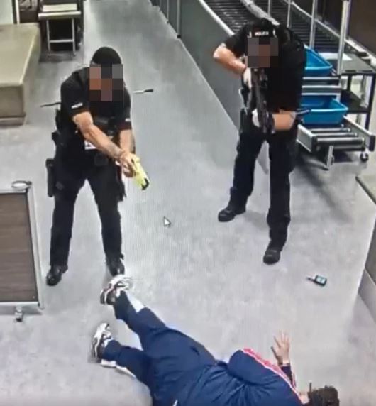 uomo armato coltelli gatwick