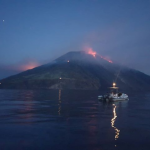 Stromboli, le prime immagini del vulcano stravolto dopo l’esplosione: il VIDEO della Polizia dall’elicottero