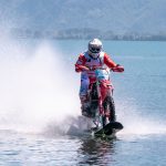 Sfreccia con una moto da cross a 104 Km/h sulle acque del Lago di Como: Luca Colombo batte il record mondiale [FOTO]