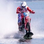 Sfreccia con una moto da cross a 104 Km/h sulle acque del Lago di Como: Luca Colombo batte il record mondiale [FOTO]