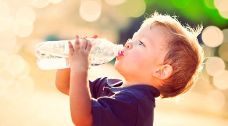 bambini-bere-acqua
