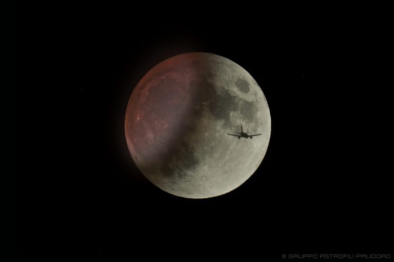 eclissi parziale luna aereo