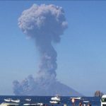 Esplosioni Stromboli: “Eruzione straordinaria e imprevedibile, attenzione a collasso craterico e tsunami”