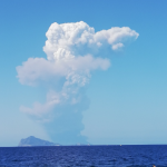 Esplosione Stromboli, rischio maremoti: “stare lontani dalle coste”