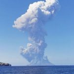 Esplosioni Stromboli: “Eruzione straordinaria e imprevedibile, attenzione a collasso craterico e tsunami”