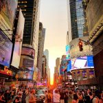 New York, si ripete lo speciale tramonto di Manhattanhenge: quando il sole si allinea perfettamente alle strade della città [FOTO e VIDEO]