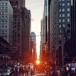 New York, si ripete lo speciale tramonto di Manhattanhenge: quando il sole si allinea perfettamente alle strade della città [FOTO e VIDEO]
