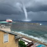 Violenti temporali sul Tirreno: enorme tornado in Corsica, bombe d’acqua e panico a Bastia. Il maltempo si sposta verso il Sud, massima allerta meteo [FOTO e VIDEO]
