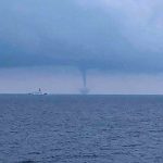 Maltempo, tromba marina al largo di Genova: inizia il weekend di fenomeni meteo estremi [FOTO LIVE]