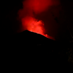 Notte di paura a Stromboli, due nuove esplosioni: l’attività del vulcano è medio alta, coltre di cenere sull’isola e turisti in fuga [FOTO e VIDEO LIVE]