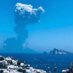 Stromboli, nuova fortissima esplosione scatena il panico alle isole Eolie: turisti in fuga [FOTO e VIDEO LIVE]