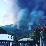 Lo Stromboli erutta ancora, l’INGV: “Altezza della colonna eruttiva superiore ai 2 Km” [FOTO e VIDEO]