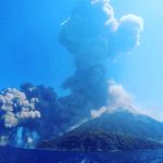 Esplosione Stromboli, la fuga mozzafiato in barca dal flusso piroclastico che “divora” il mare: “vivi per miracolo” [VIDEO]