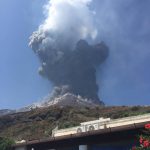 Lo Stromboli erutta ancora, l’INGV: “Altezza della colonna eruttiva superiore ai 2 Km” [FOTO e VIDEO]