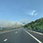 Enorme incendio sull’A2 Salerno-Reggio Calabria: brucia la Costa Viola, fumo fittissimo crea disagi in autostrada [FOTO LIVE]