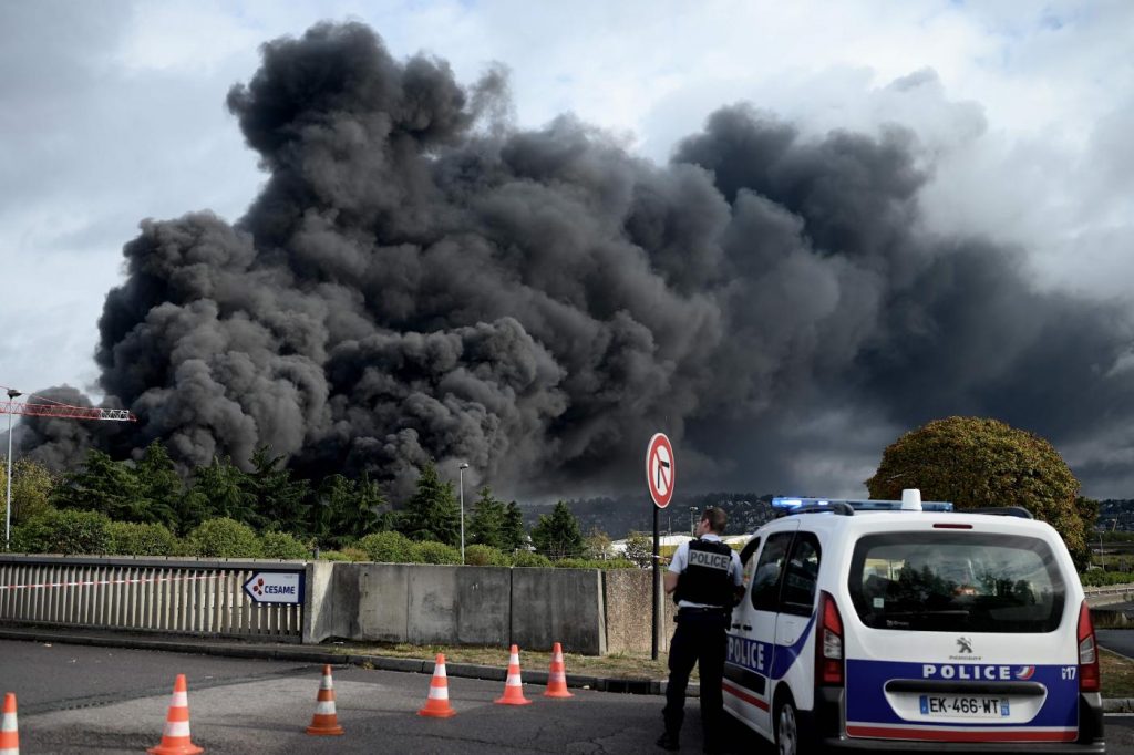 Francia, incendio stabilimento chimico Rouen