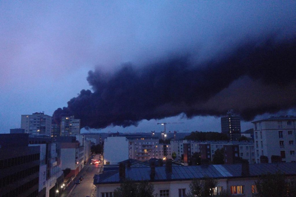 Francia, incendio stabilimento chimico Rouen