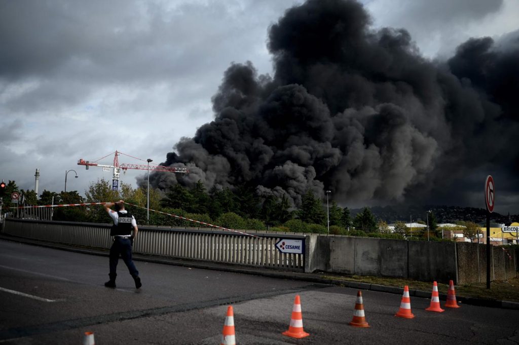 Francia, incendio stabilimento chimico Rouen