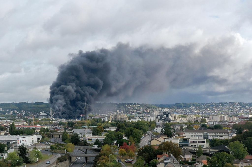 Francia, incendio stabilimento chimico Rouen