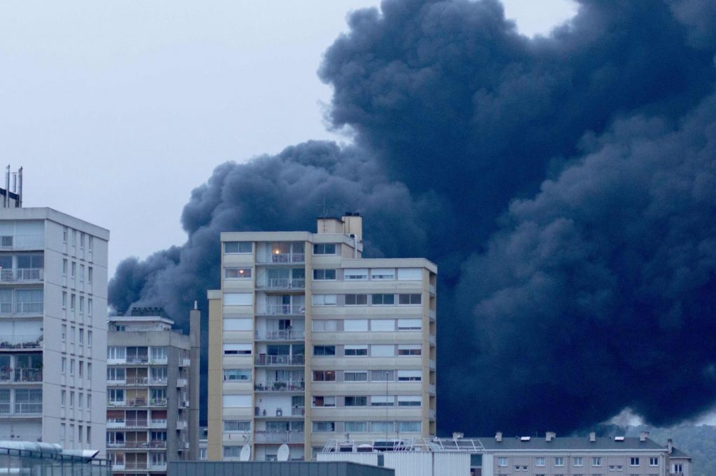 Francia, incendio stabilimento chimico Rouen
