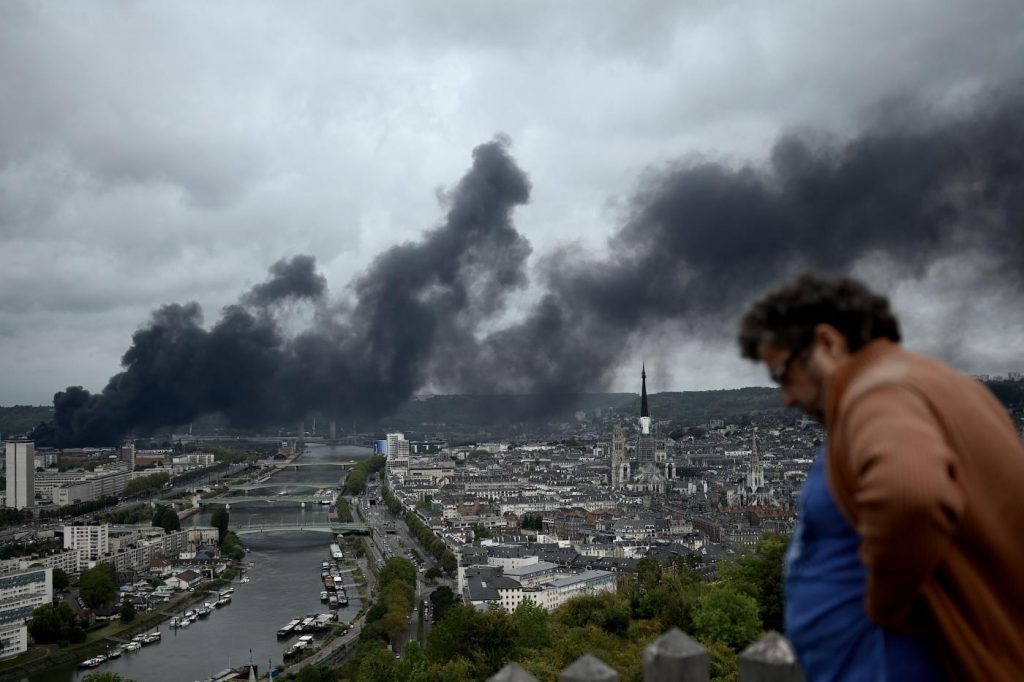 Francia, incendio stabilimento chimico Rouen