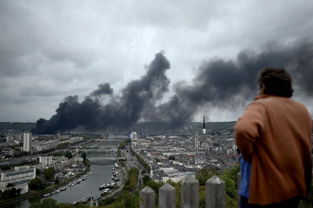 Francia, incendio stabilimento chimico Rouen