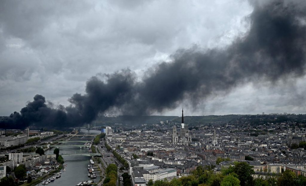 Francia, incendio stabilimento chimico Rouen
