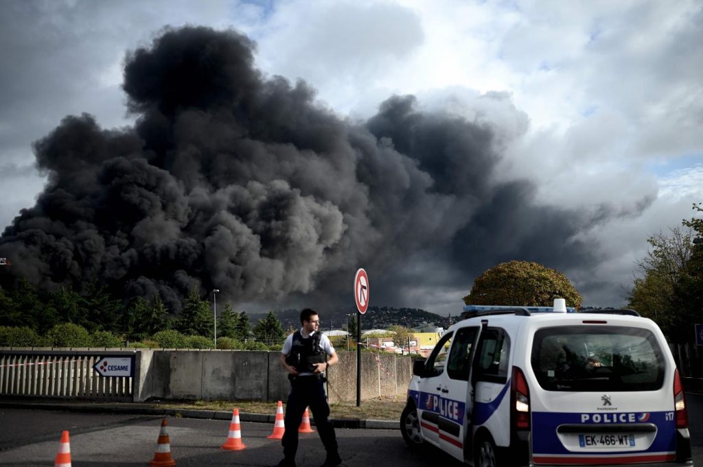 Francia, incendio stabilimento chimico Rouen
