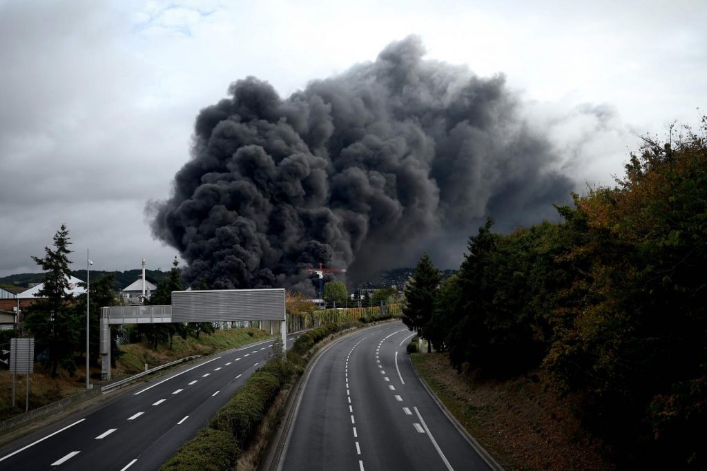 Francia, incendio stabilimento chimico Rouen