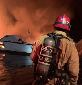 incendio barca santa cruz