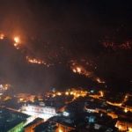 Enorme incendio a Sarno, città a rischio: case evacuate e scuole chiuse dopo una notte di panico [FOTO]