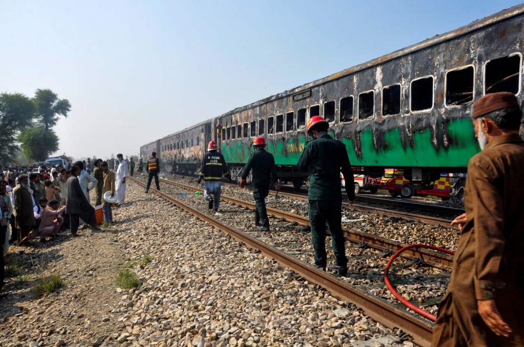 incendio treno pakistan