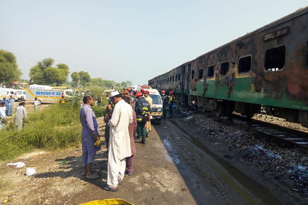 incendio treno pakistan