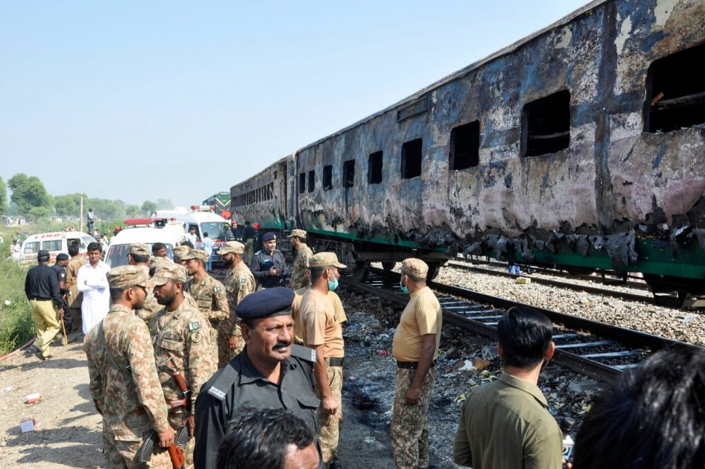 incendio treno pakistan