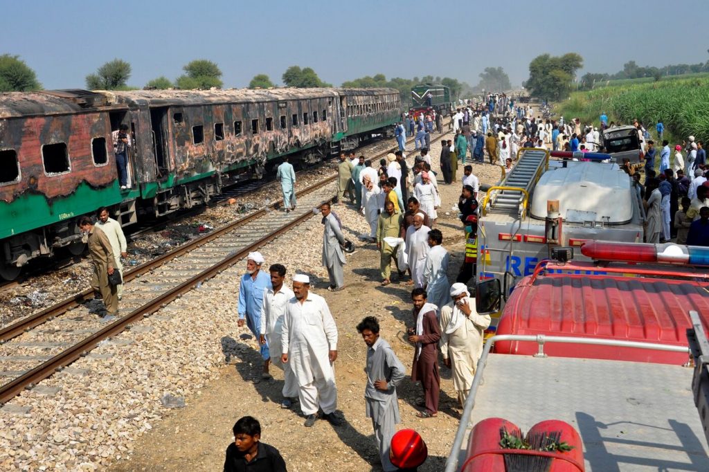incendio treno pakistan