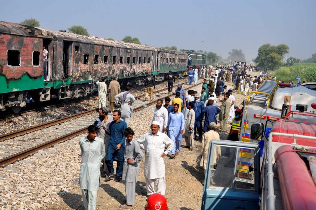 incendio treno pakistan