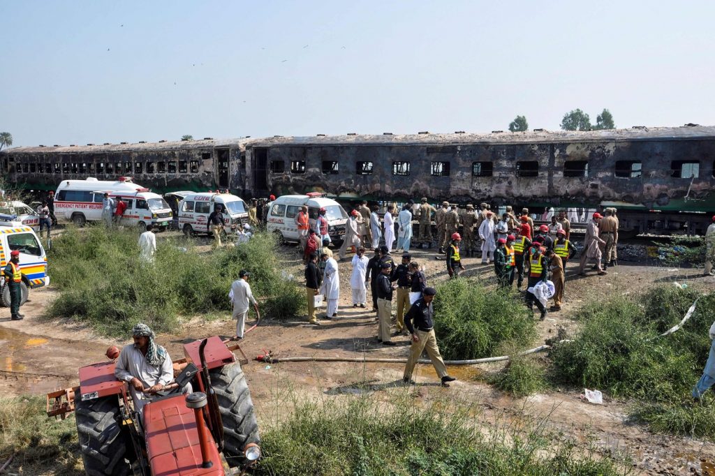incendio treno pakistan