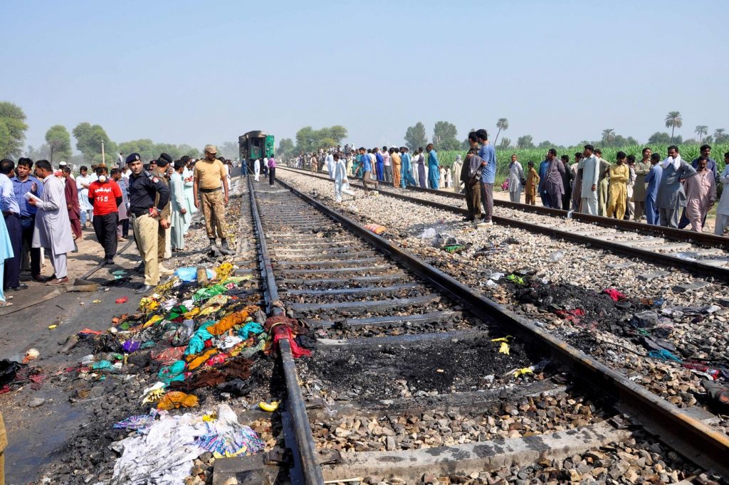 incendio treno pakistan