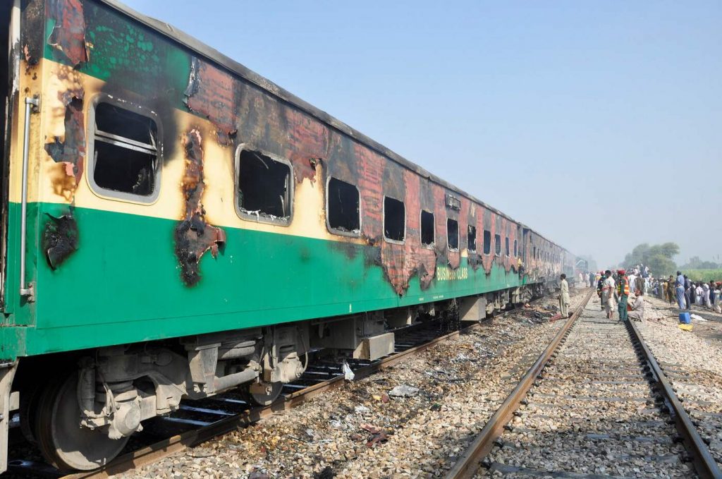 incendio treno pakistan