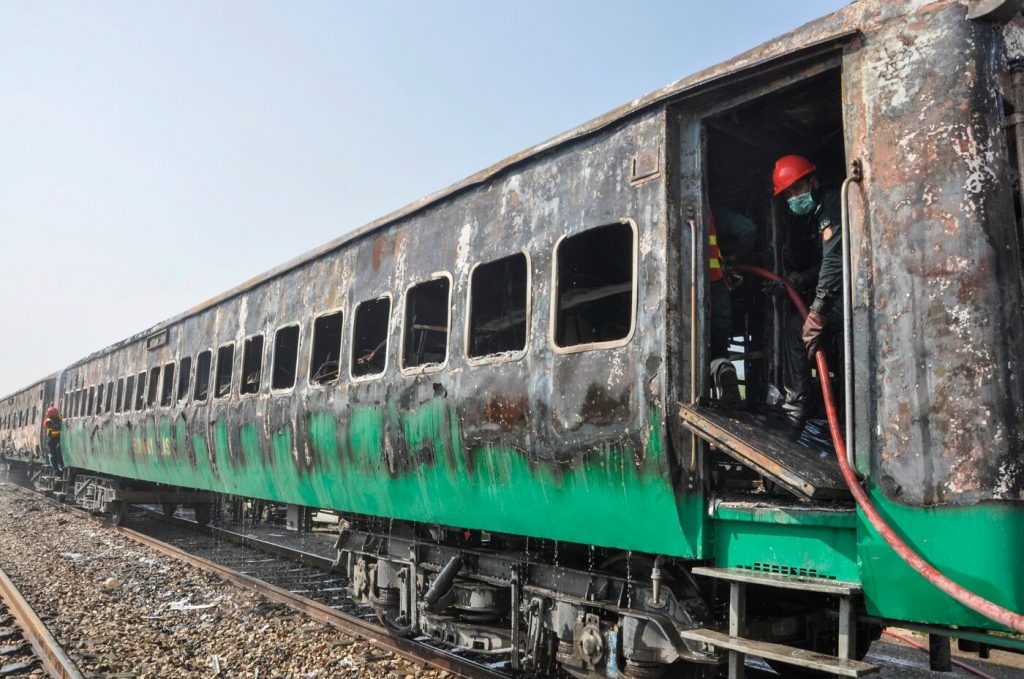 incendio treno pakistan