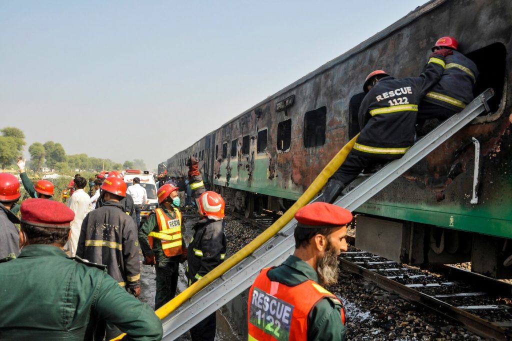 incendio treno pakistan