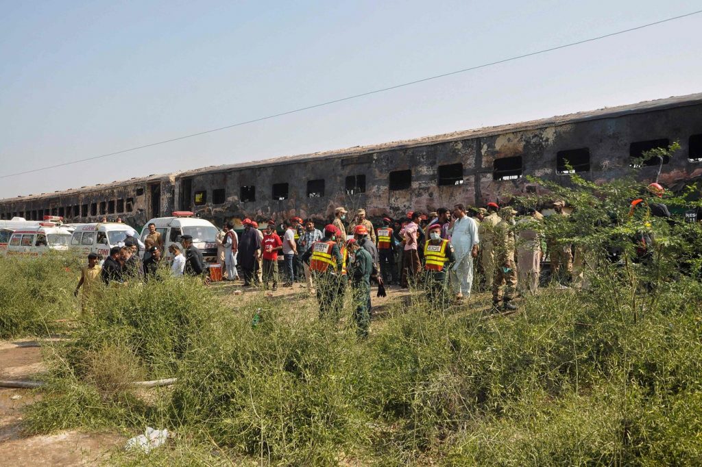 incendio treno pakistan